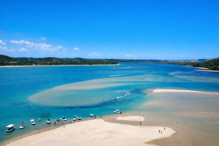 Águas cristalinas no mar de Carneiros