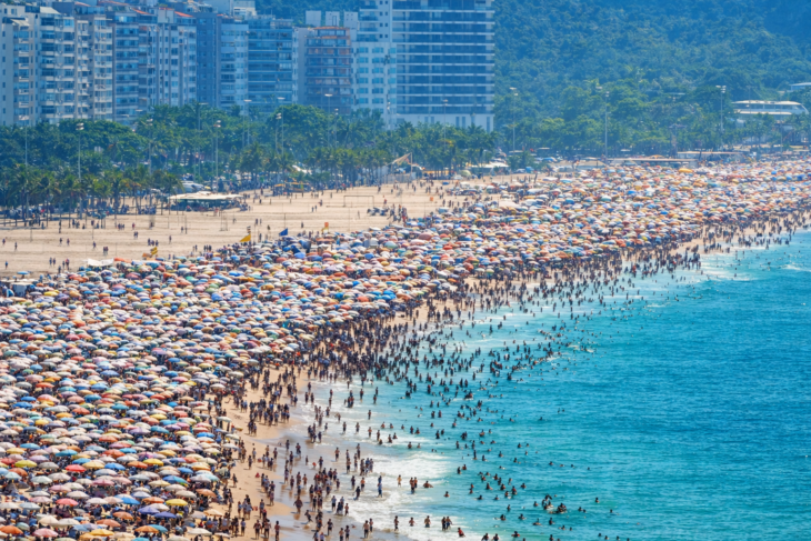 Alta temporada na Praia de Copacabana