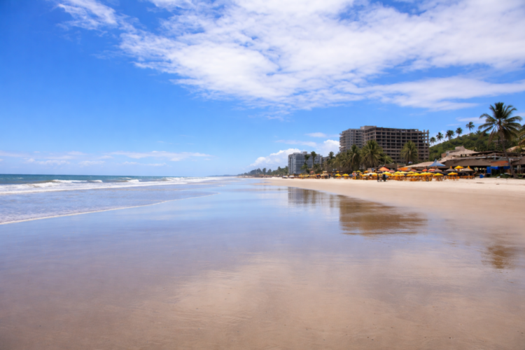 Caminhada na orla da Praia dos Milionários