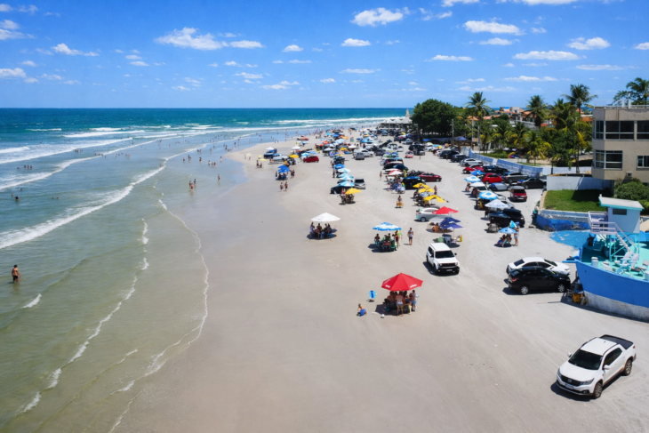 Circulação de carros na faixa de areia durante a maré baixa