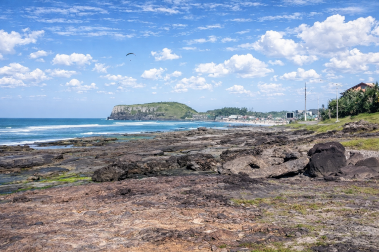 Formações rochosas na Praia da Cal