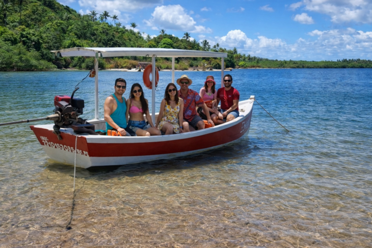 Passeio de barco em família