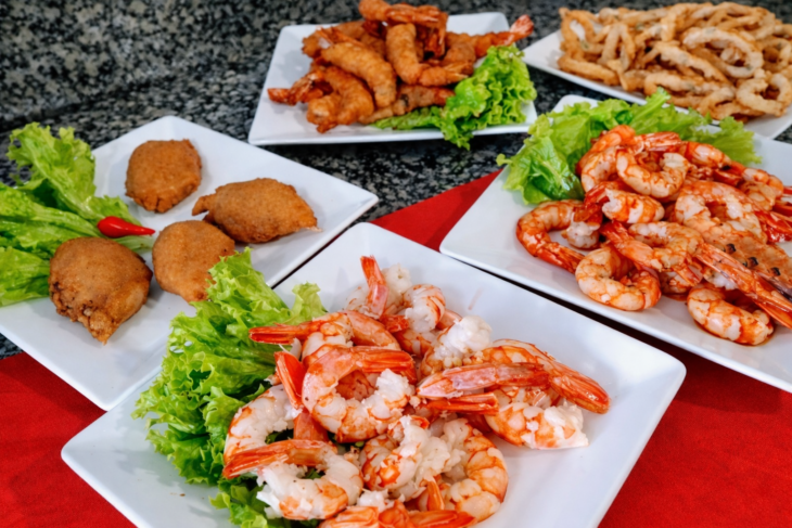 Petiscos de camarão à beira mar