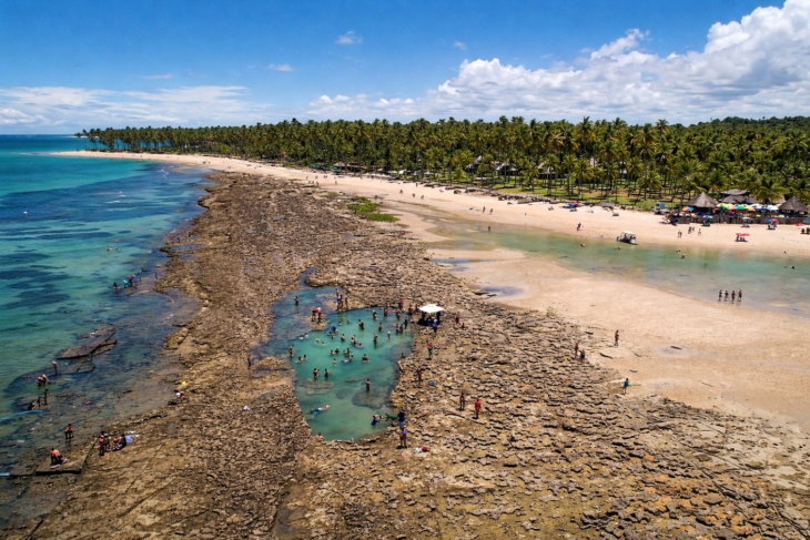 Piscinas naturais formadas com a maré baixa