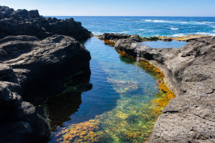 Piscinas naturais formadas nas rochas e falésias em períodos de maré baixa - Praia da Cal