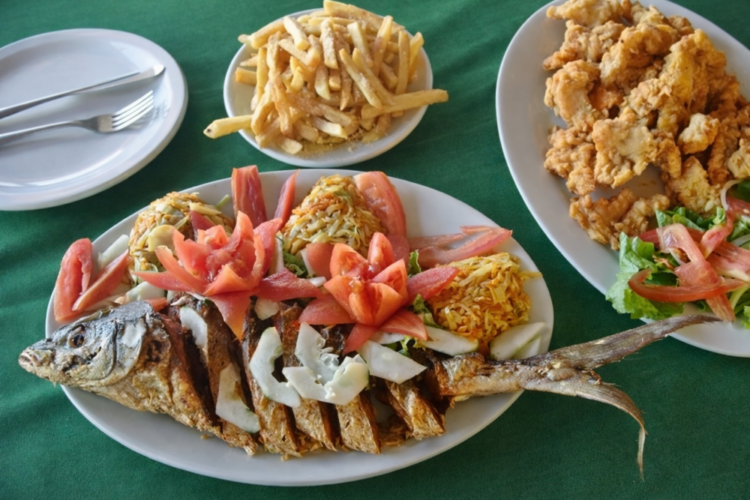 Porções de peixe frito