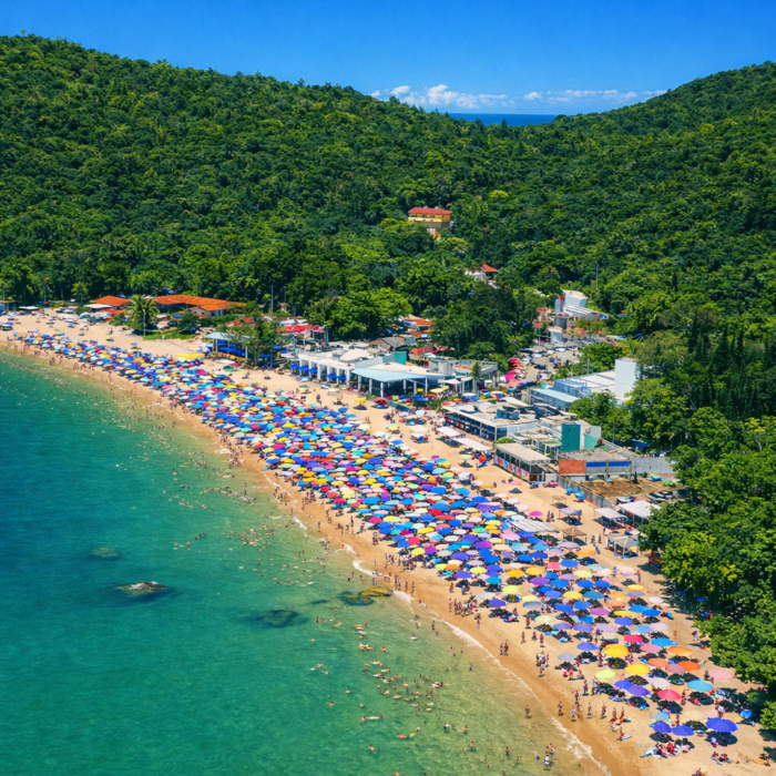 Praia das Laranjeiras em Balneário Camboriú