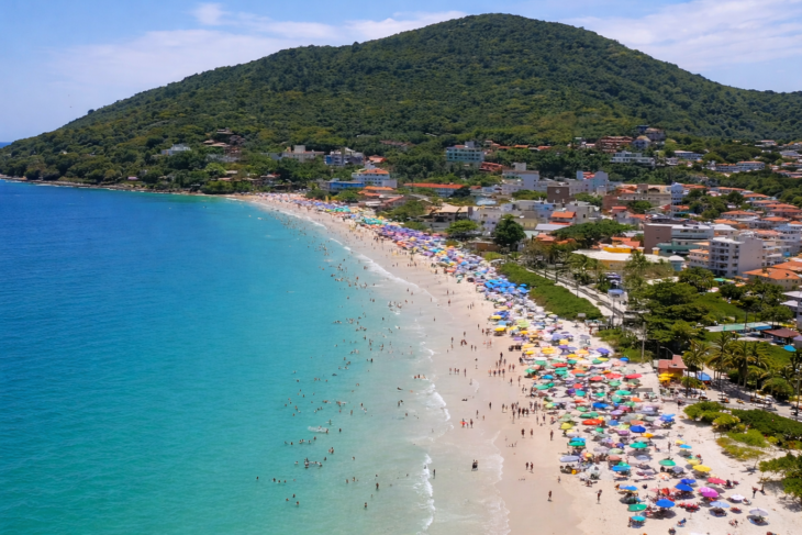 Praia de Bombinhas, em Bombinhas (SC)