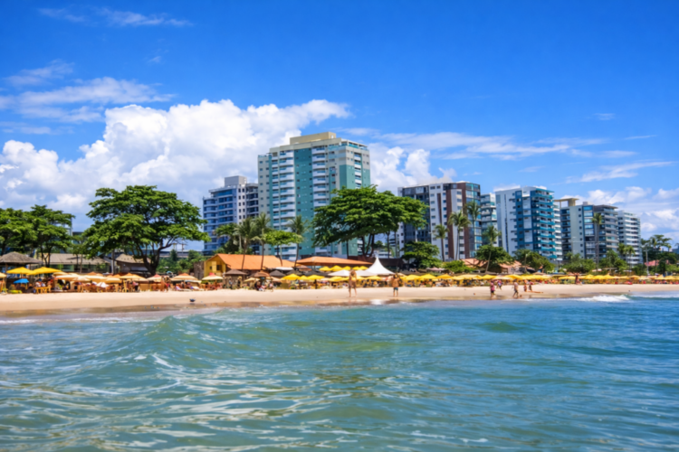 Praia e prédios ao fundo