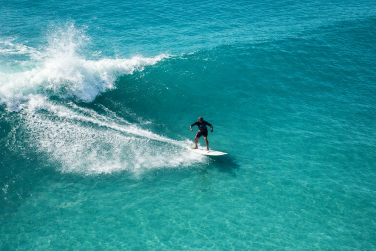 Prática de surf na Praia da Cal