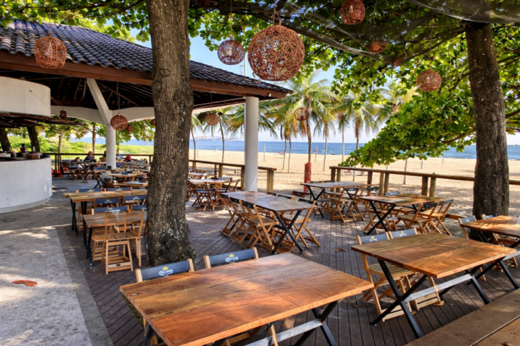 Quiosque pé na areia na Praia de Camburi