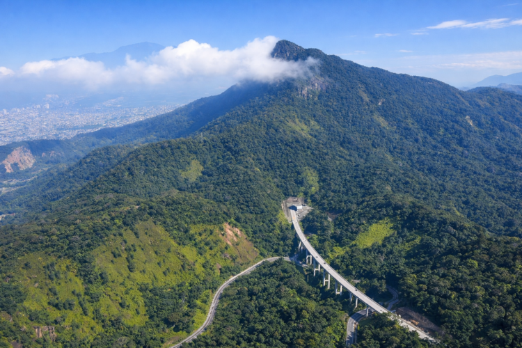 Rodovia Tamoios na Serra do Mar, ao fundo Caraguatatuba
