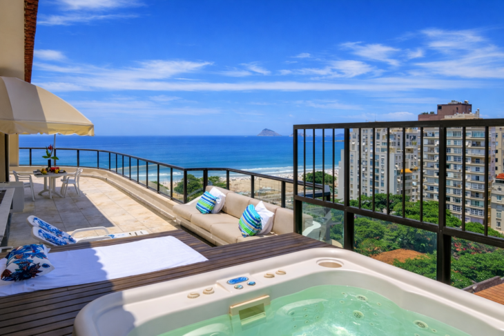 Sacada de hotel com vista para o mar