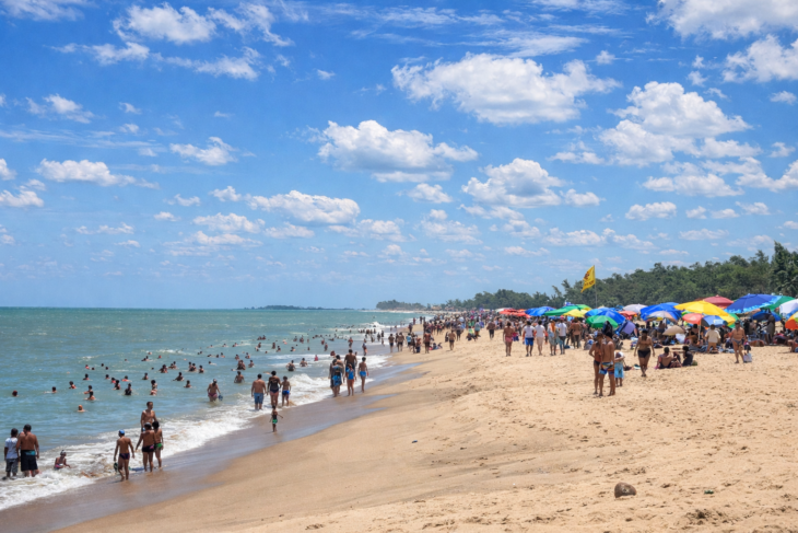 Turistas curtindo a Praia do Farol Velho