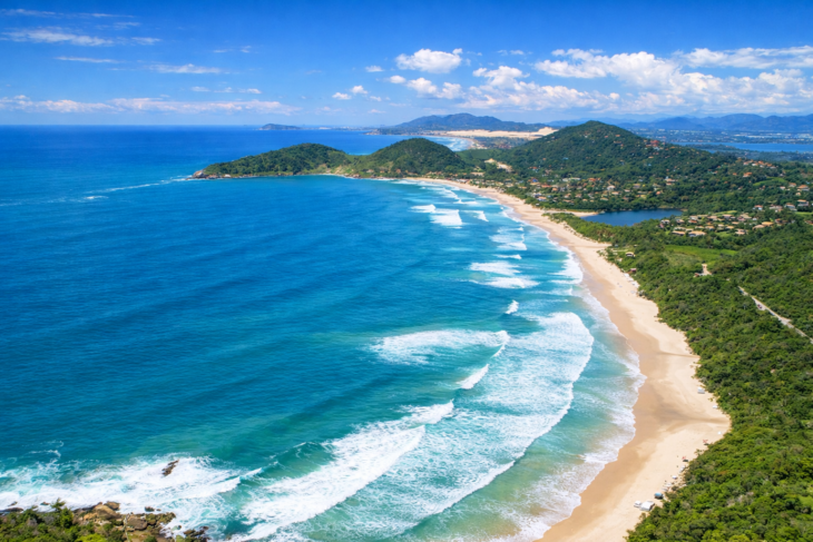 Vista aérea da Praia do Rosa