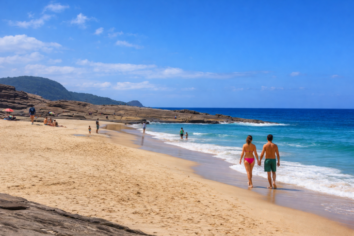 Turistas na Praia da Pedra