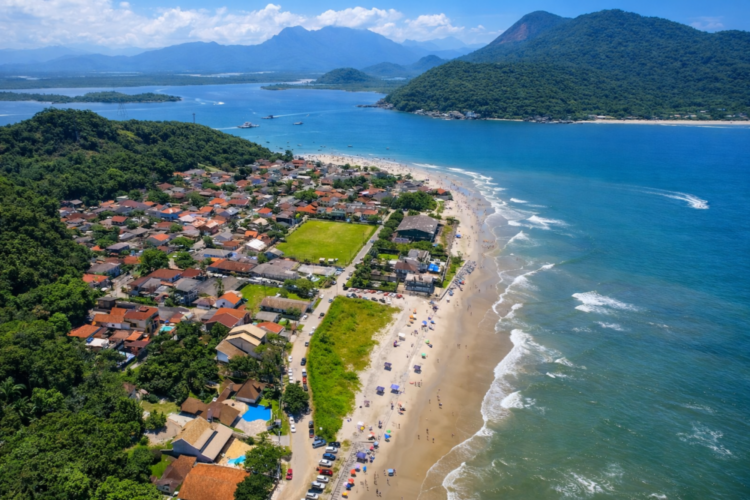 Turistas curtindo a Praia de Caieiras