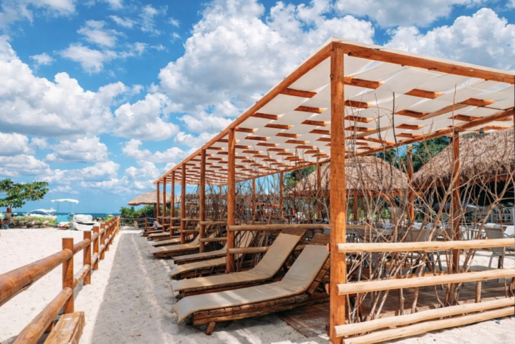 Locação de barracas padronizadas, cadeiras, mesas e espreguiçadeiras em vários pontos da Praia dos Carneiros.