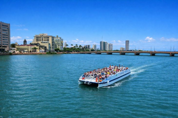 Passeio de catamarã
