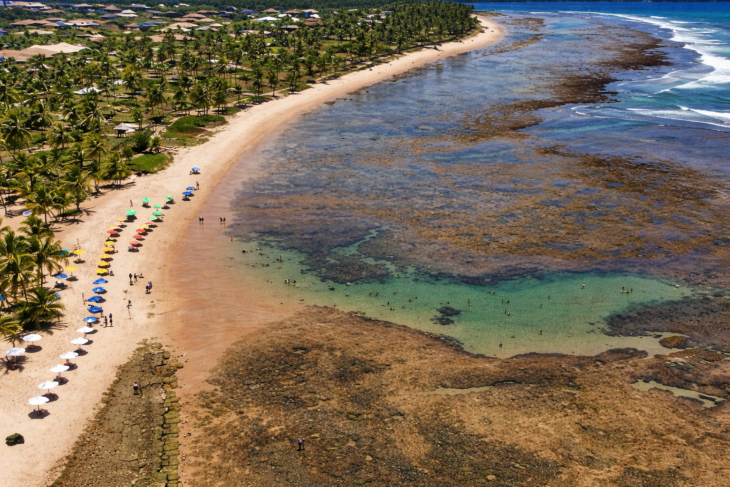 Piscinas naturais formadas com a maré baixa