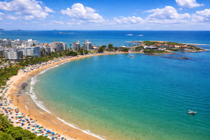 Praia da Bacutia, em Guarapari (ES)