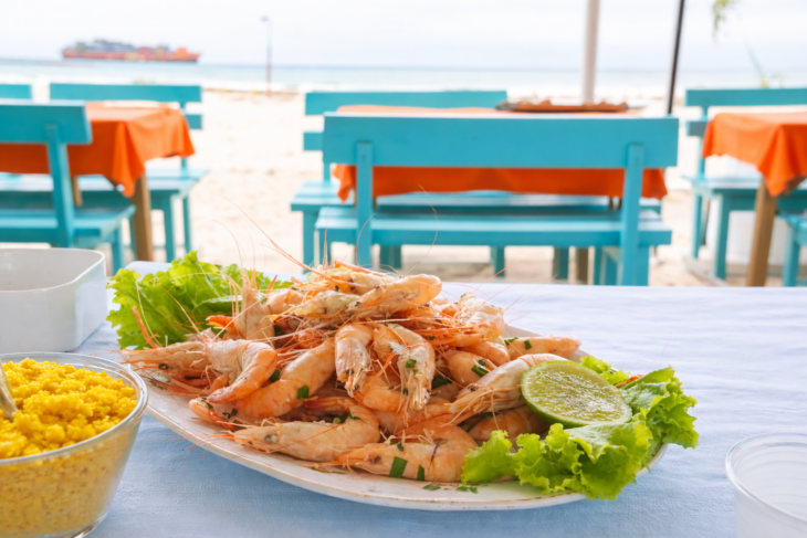 Camarão no bafo, principal prato da Praia da Fazendinha