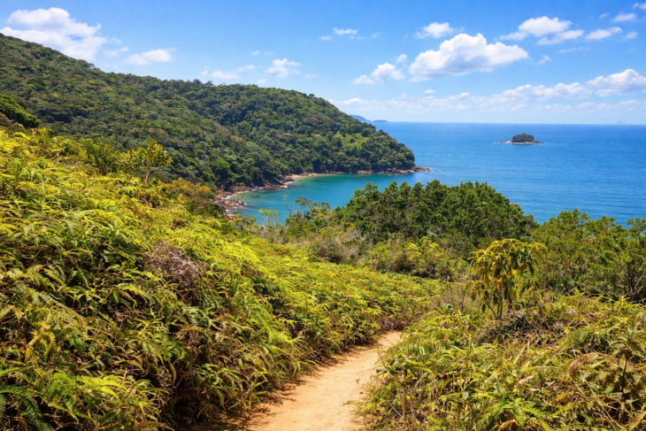 Trilha costeira na Praia da Fazenda