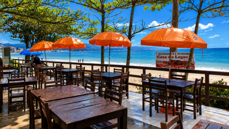Restaurante beira mar na Praia de Bombinhas