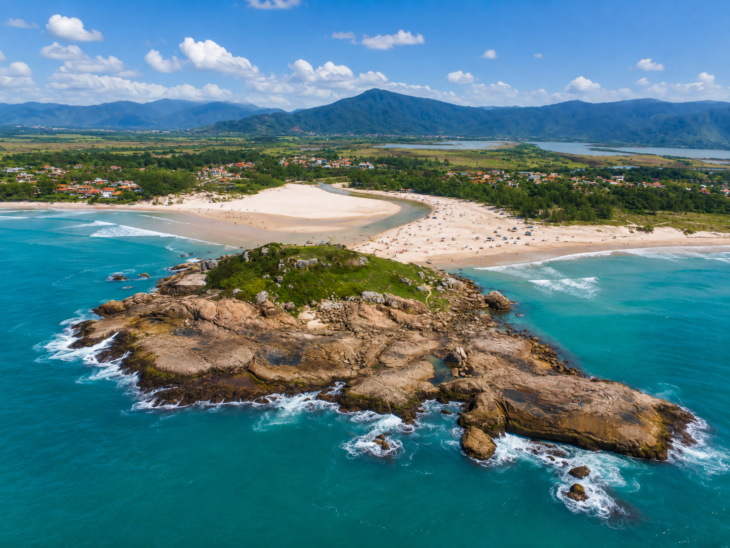 Imagem de drone da Praia da Ferrugem